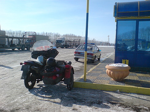 цинично запарковался рядом с машиной гибдд у трактира перед омском :)